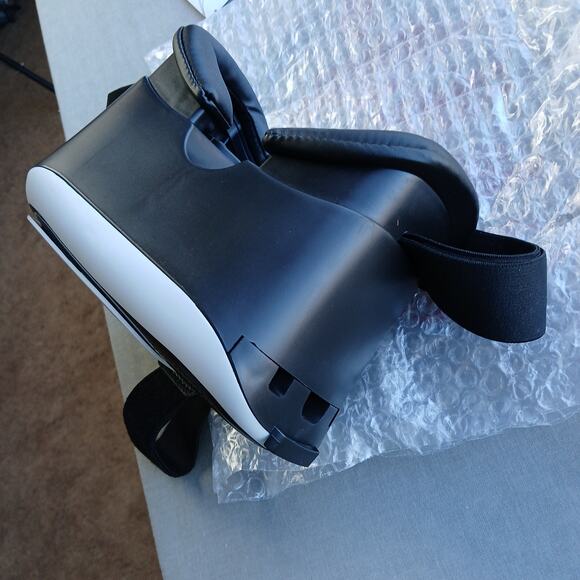 iLive Virtual Reality Glasses IVR37W for most smartphones 3.5"-6" screens - Picture 8 of 11